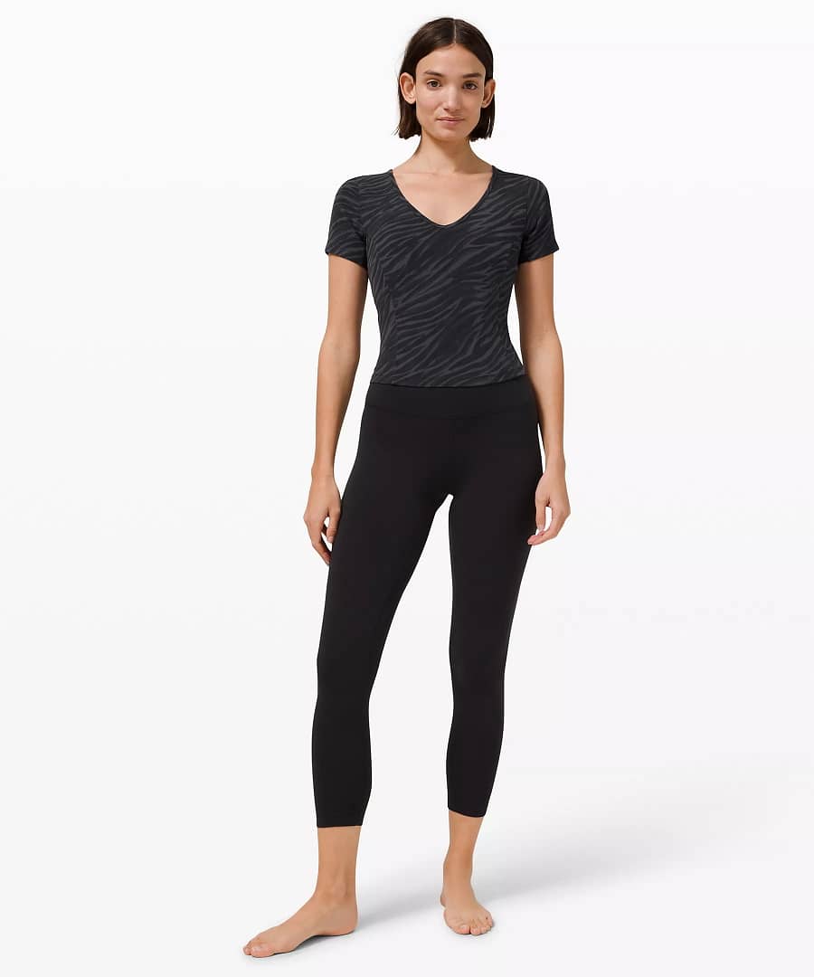 nulu cropped slim yoga short sleeve_Le Tigre Camo Deep Coal Multi