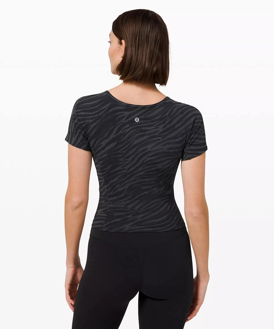 nulu cropped slim yoga short sleeve_Le Tigre Camo Deep Coal Multi