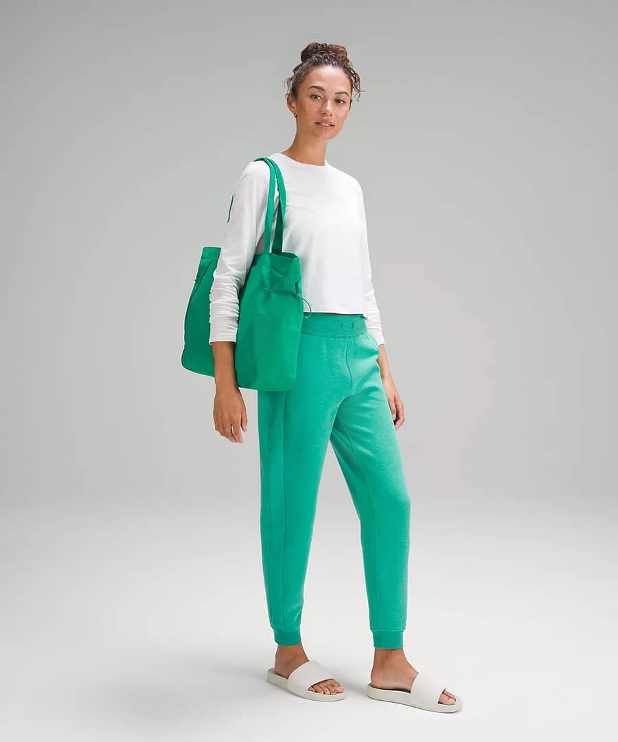 woman using Side-Cinch Shopper Bag 18L - emerald ice 3 for lululemon sweat collective